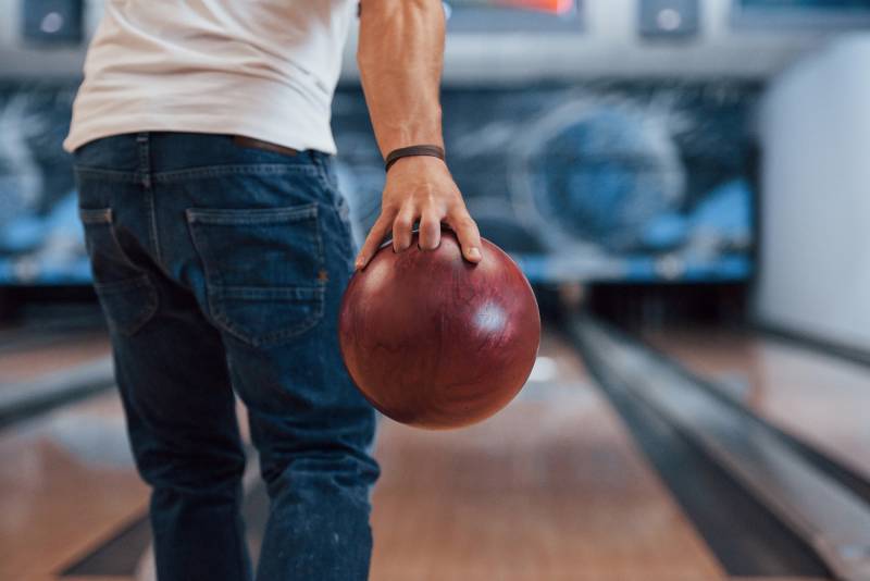 Journée teambuilding dans un bowling à Caen 14000